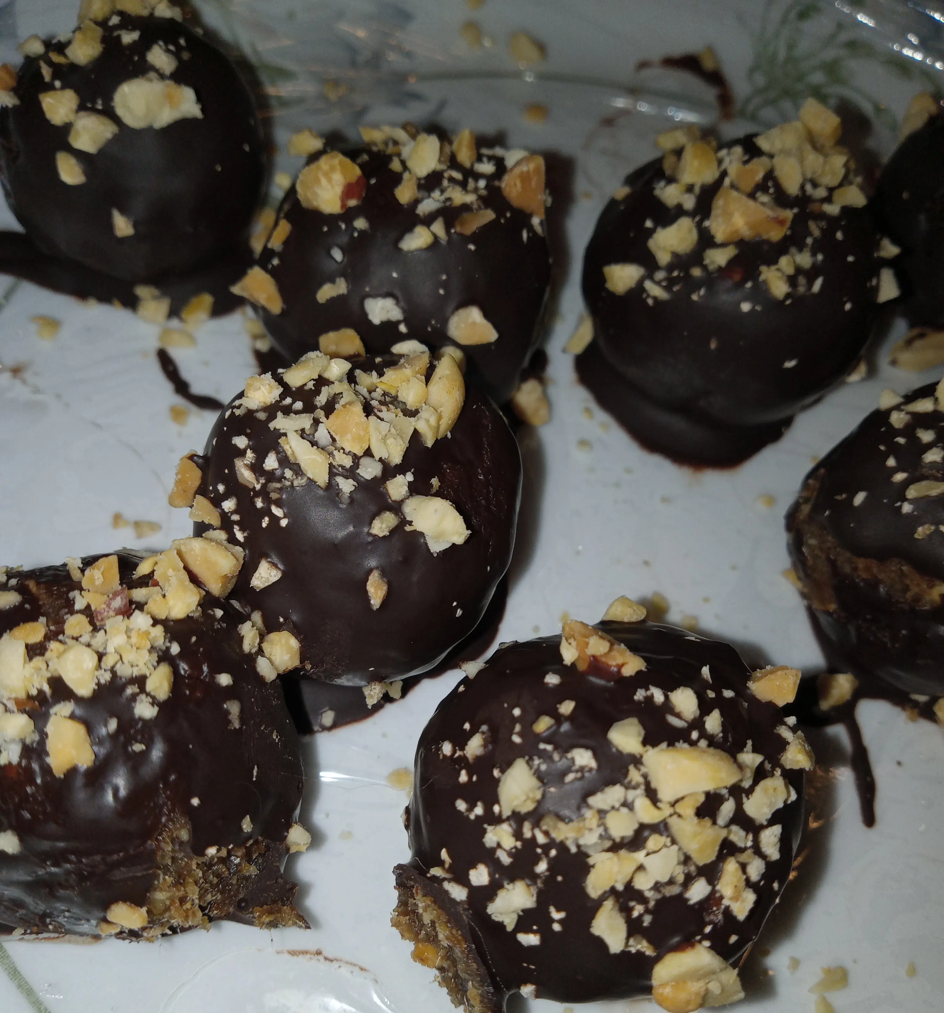 Healthy peanut butter dates truffles