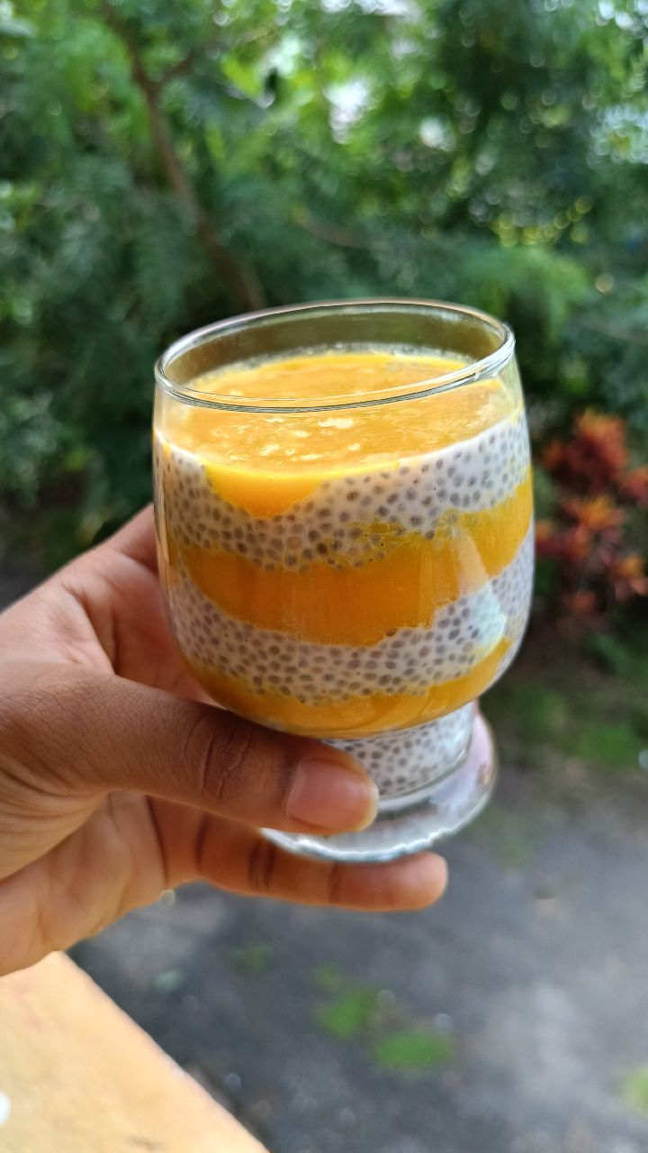 Mango chia pudding