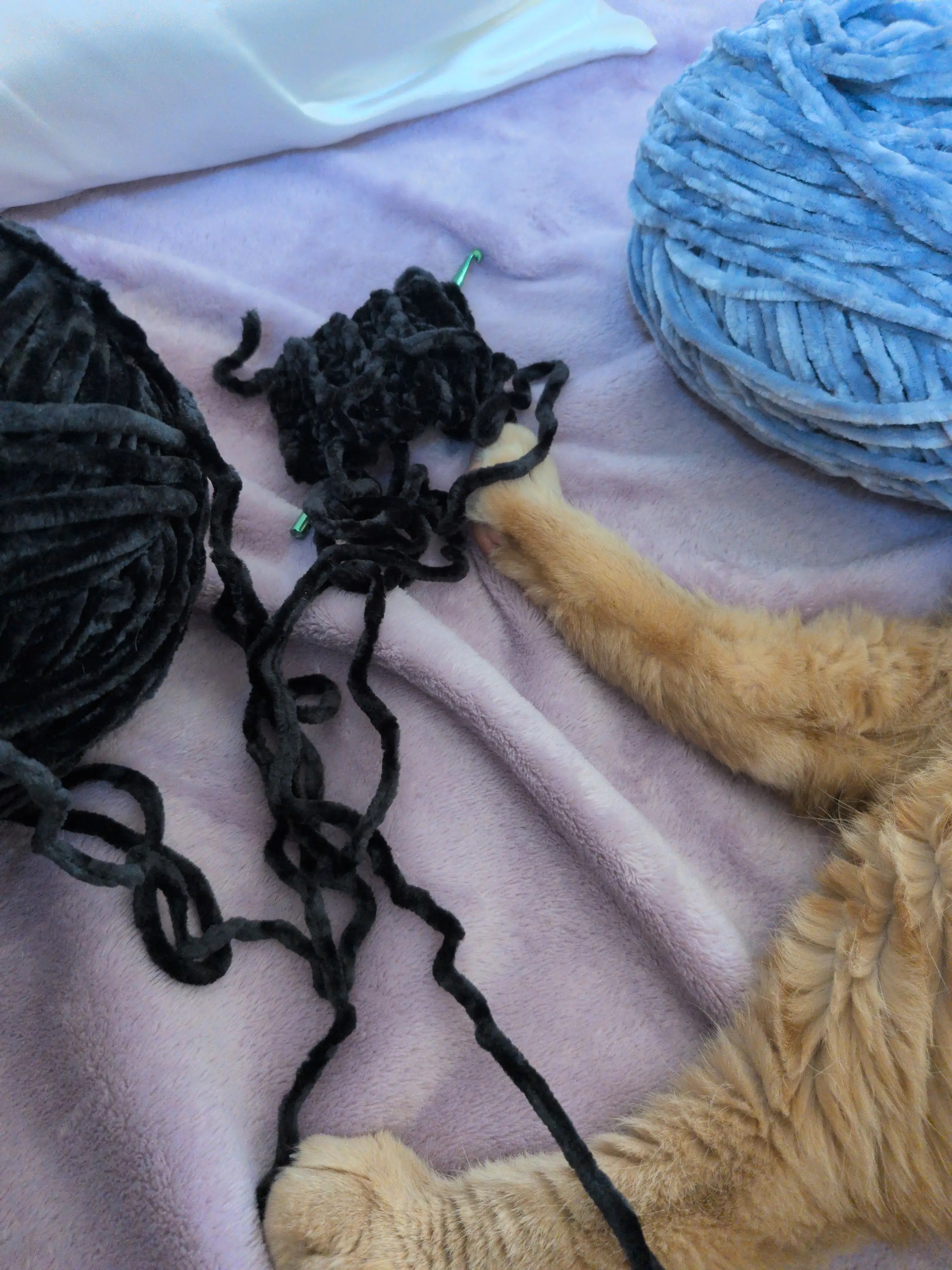 Crocheting a blue/black vest for this summerrrr